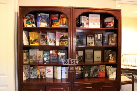 hmhg总部陈列着170年来出版的大量著名出版物和教学产品